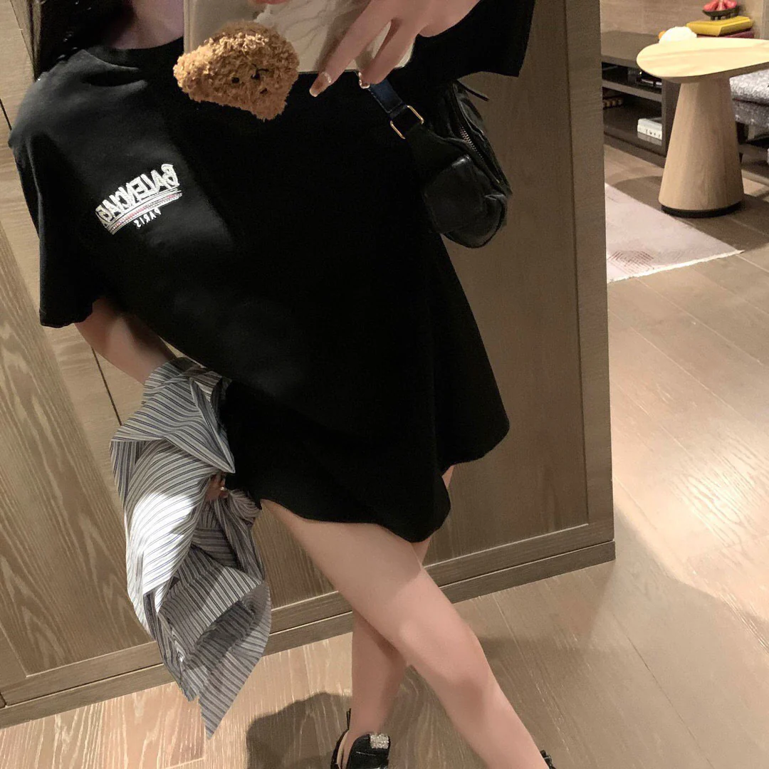 Футболка Balenciaga 2403 из хлопка с коротким рукавом, украшенная стразами и потертой надписью, свободного кроя, черная.