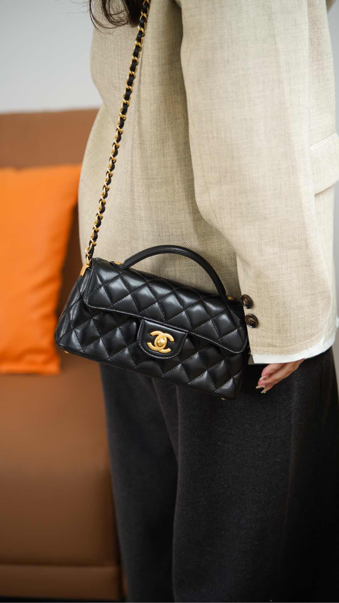 Chanel 25p - Сумка с горизонтальной ручкой и клапаном - Черно-золотая