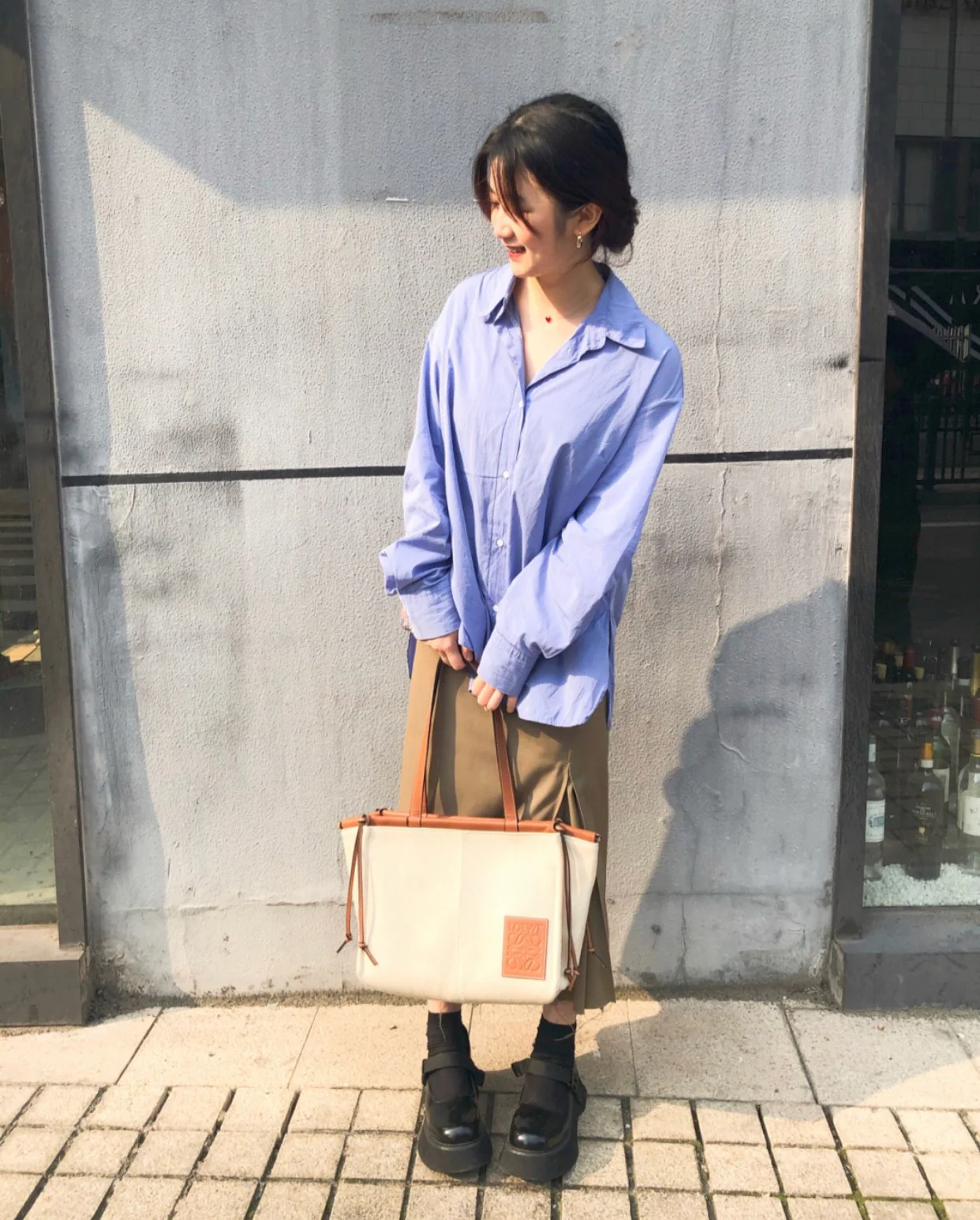 Сумка-тоут Loewe с подушкой — белая и коричневая кожа — изображение верхней части тела.