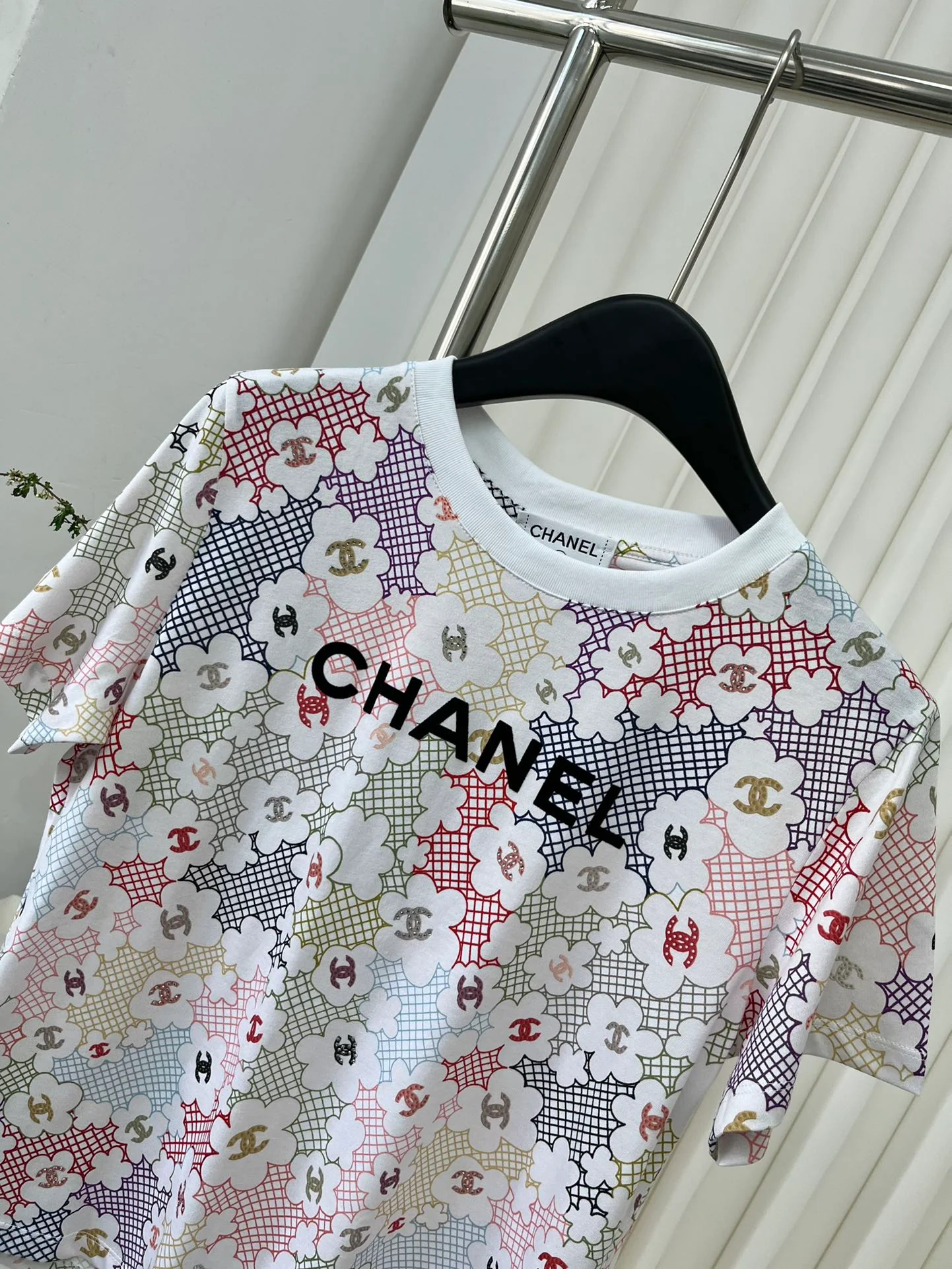 Футболка в стиле Chanel - 2403 - с сетчатым принтом, изготовленная на заказ из мерсеризованного хлопка.