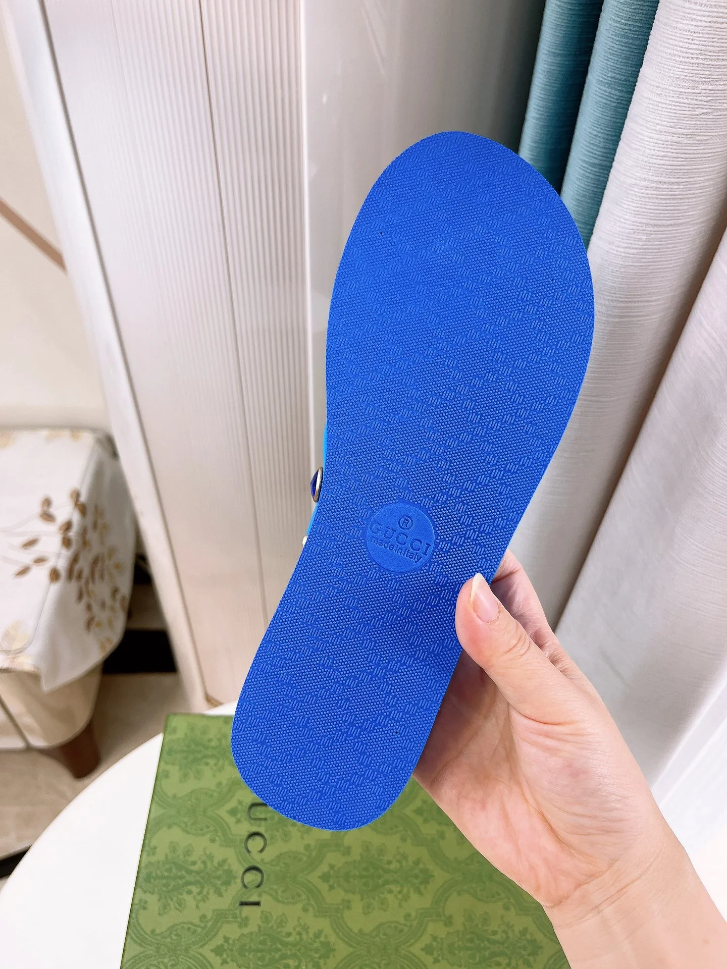 Летняя коллекция Gucci 2022 — Пляжная обувь — Синий