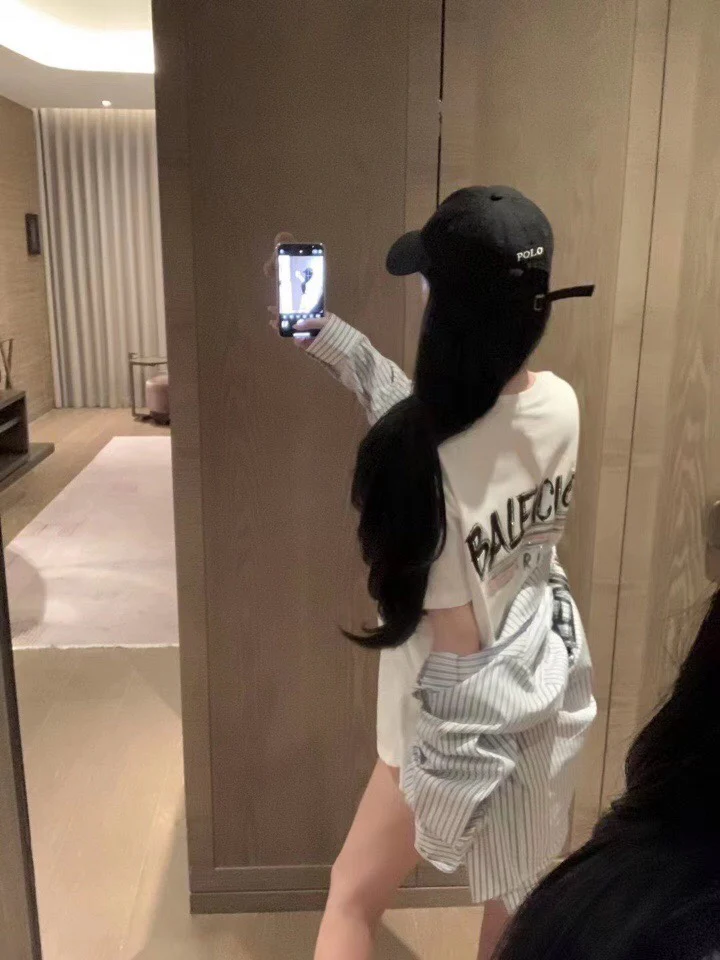 Футболка Balenciaga 2403 из хлопка с коротким рукавом, украшенная стразами и потертой надписью, свободного кроя, белая.