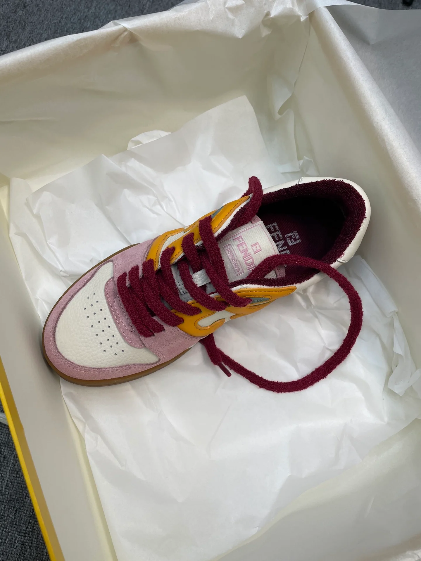 Розовые кроссовки Fendi - повседневная обувь