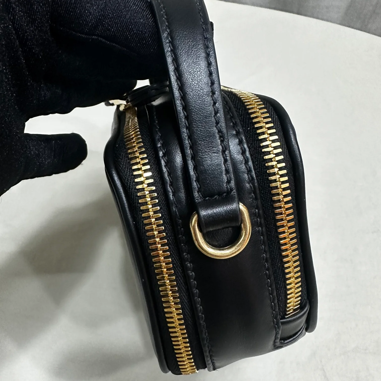 Сумка/кроссбоди для фотоаппарата Miu Miu из осенне-зимней коллекции - полностью кожаная, черная.