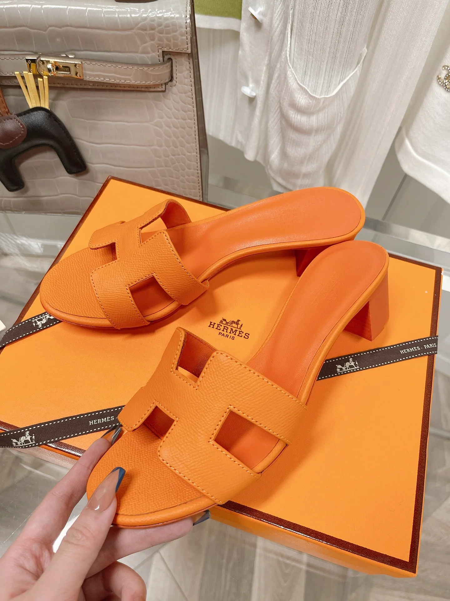Новинка 2022 года от Hermes - Тапочки на низком каблуке с отпечатком руки - Оранжевые