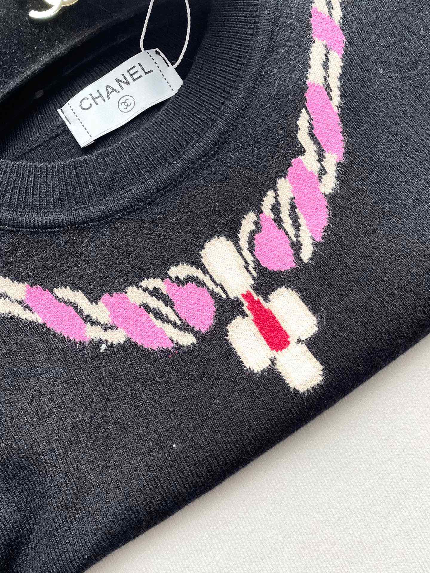 Колье Chanel 2403 из жаккардовой ткани с драгоценными камнями и вышитый круглый вырез, вязаный топ с короткими рукавами - черный