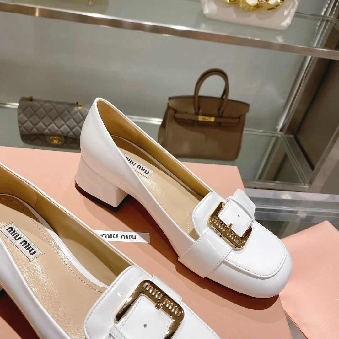 Новинка сезона осень/зима 2022 от Miu Miu - Туфли на низком каблуке с квадратным носком - Белые