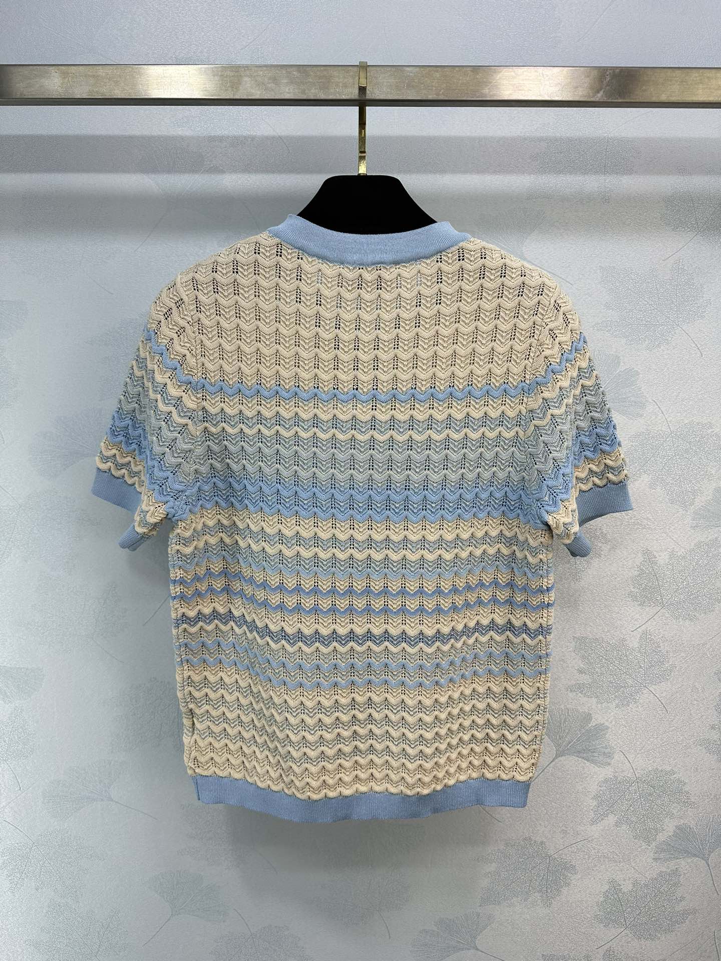 Новая коллекция Chanel Весна/Лето 2024: шерстяной топ с коротким рукавом, синий.