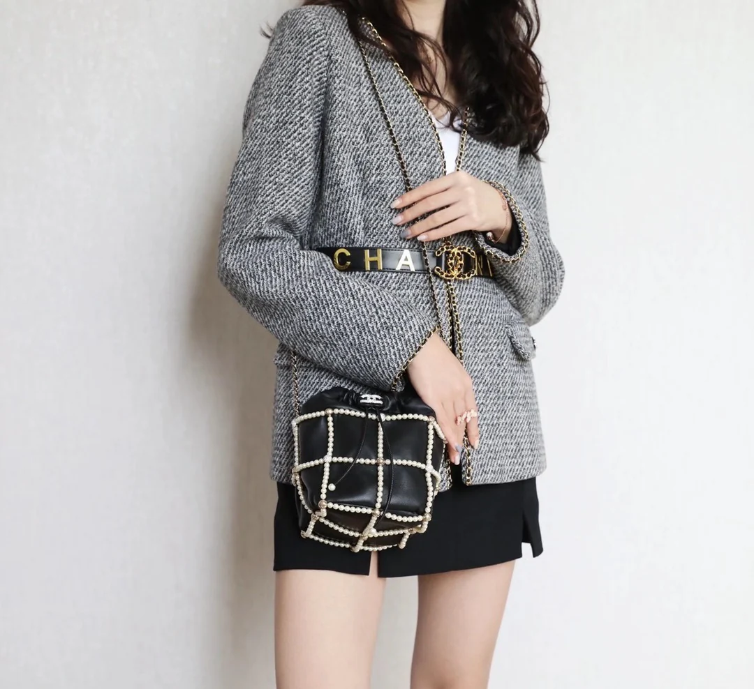 Сумка-ведро Chanel с жемчужным декором на завязках