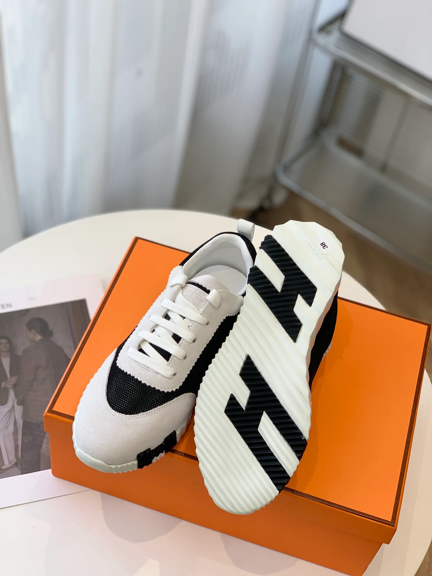 Новейшая модель Hermes 2023 года - кожаные кроссовки H - белые и черные