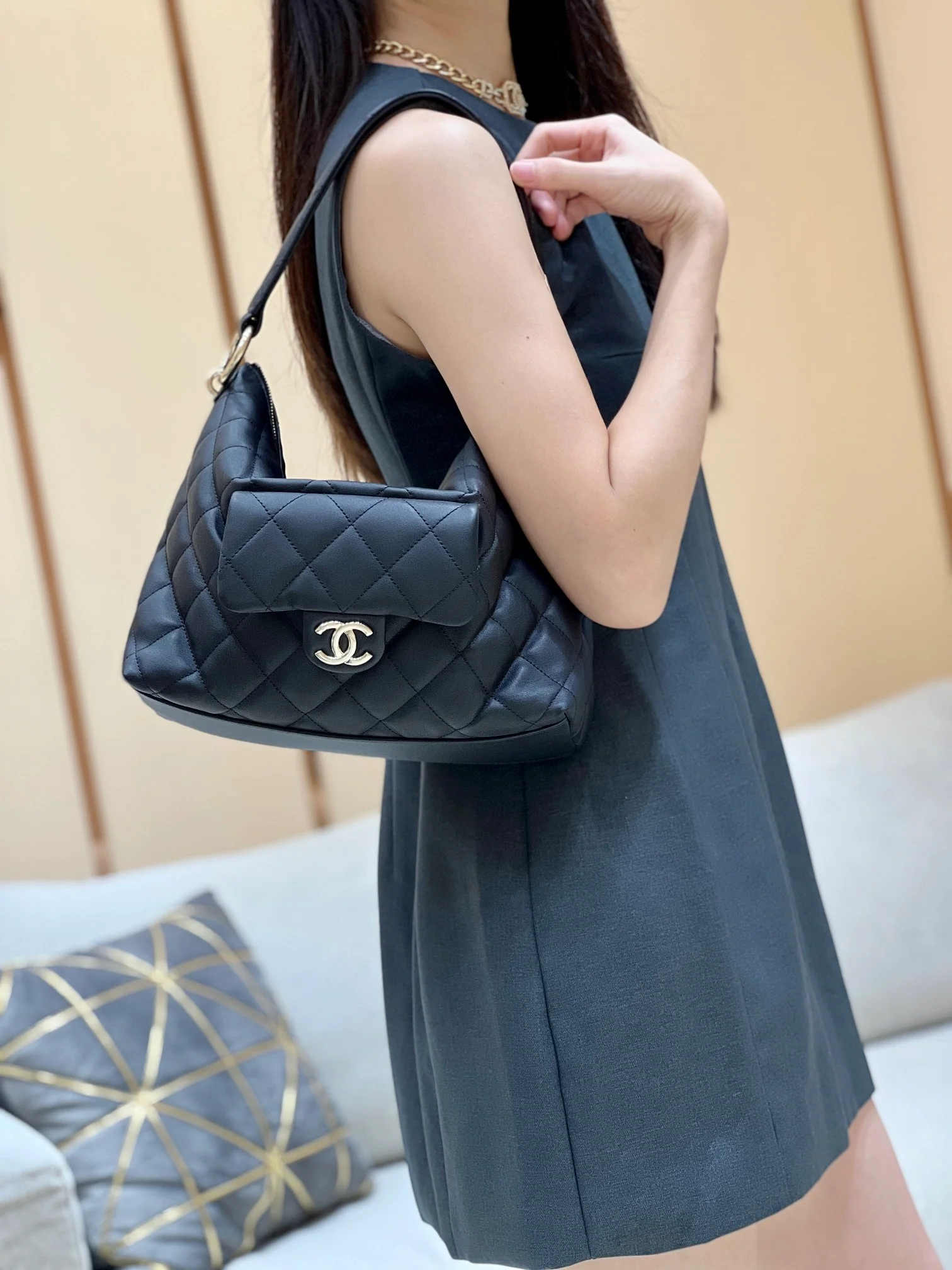 Сумка-хобо Chanel через плечо - черная