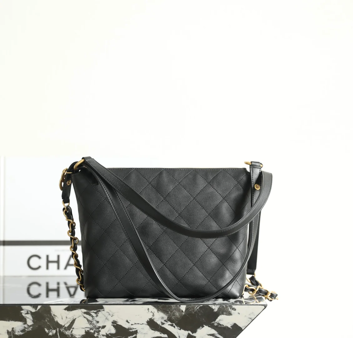 Рюкзак Chanel весна/лето 2020, маленький, черный с золотой пряжкой.