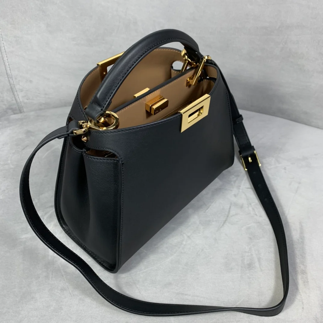 Черная кожаная сумка Fendi Peekaboo