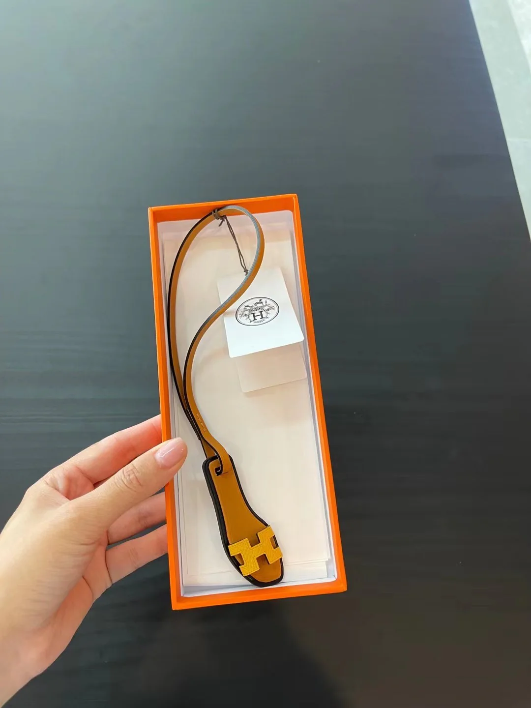 Подвеска в виде туфельки Hermes.