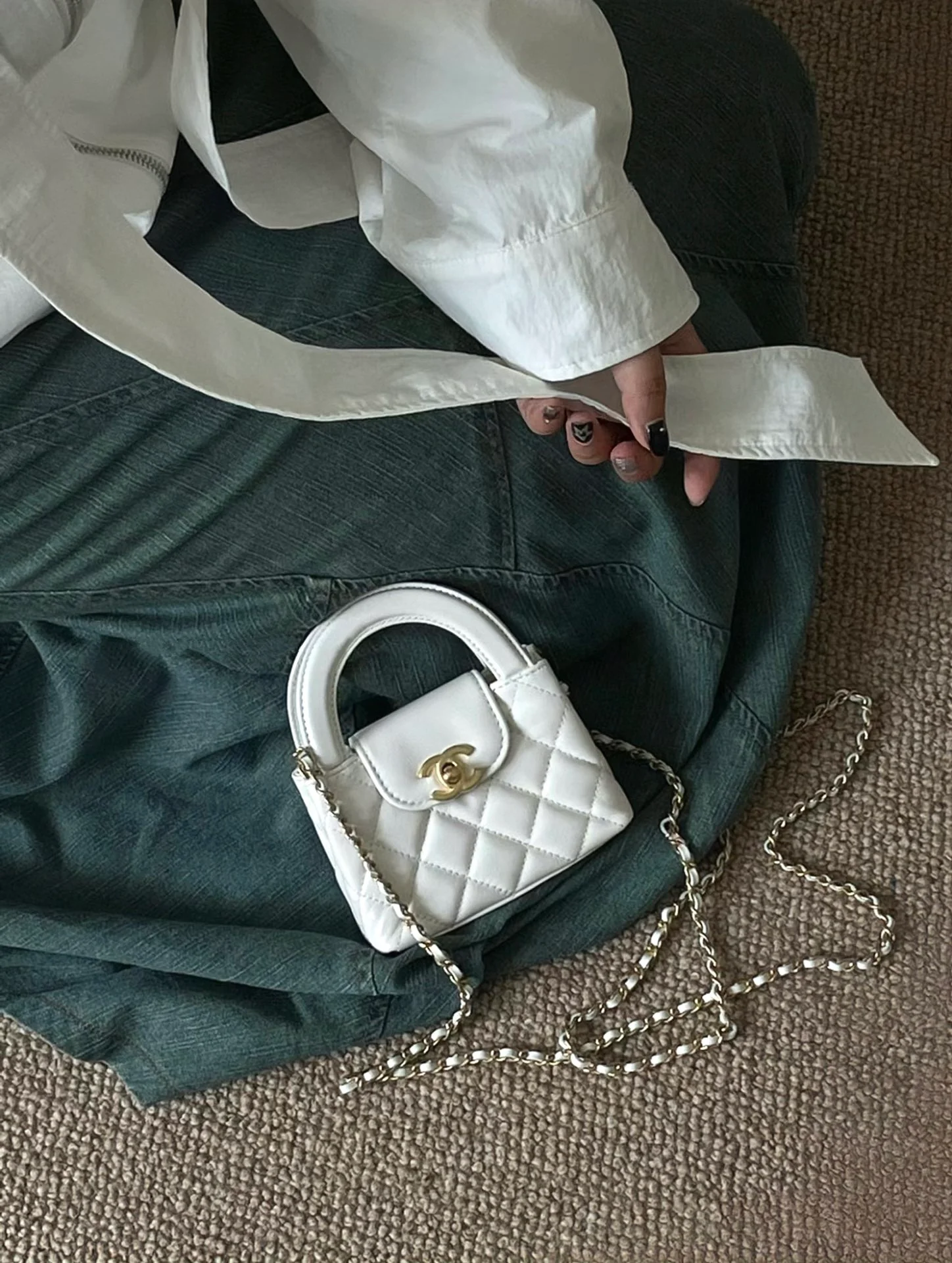 Миниатюрная сумочка Chanel Kelly на цепочке, белая.