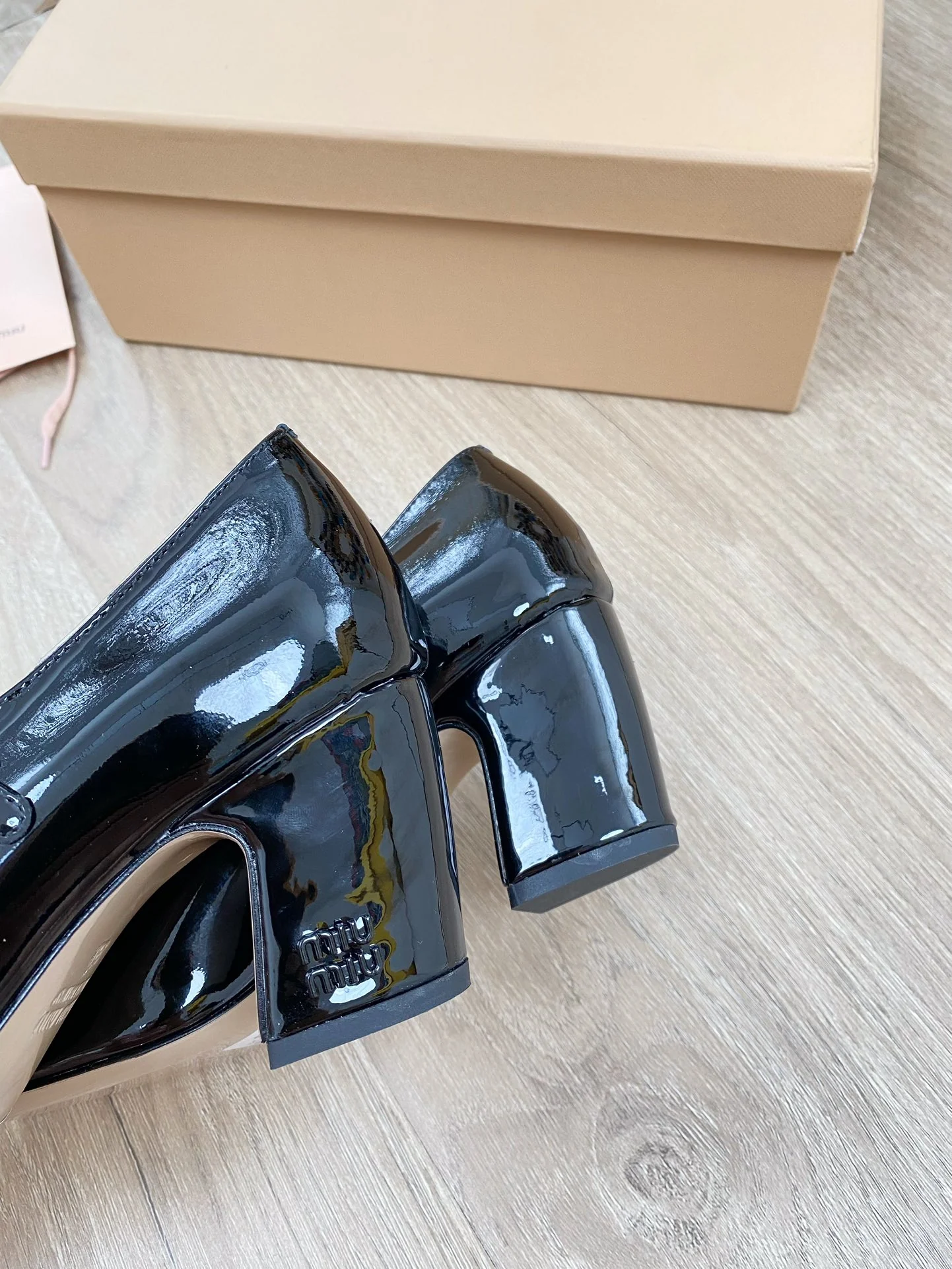 Новинка весны 2023 года от Miu Miu - Туфли на массивном каблуке Greta из лакированной кожи - Черные