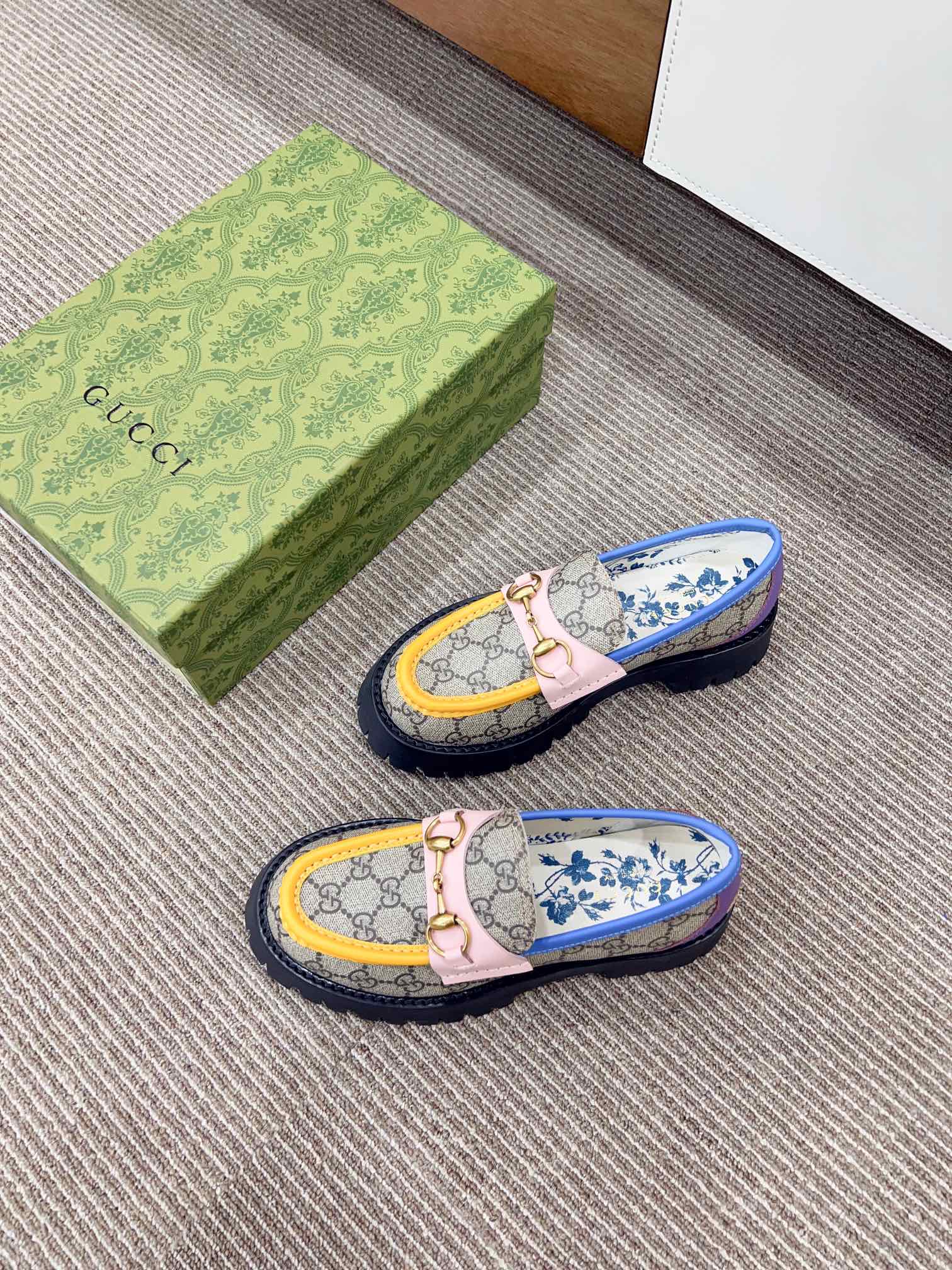 Новинка сезона осень/зима 2023 от Gucci - Лоферы - Классический монограммный дизайн с цветовыми блоками.