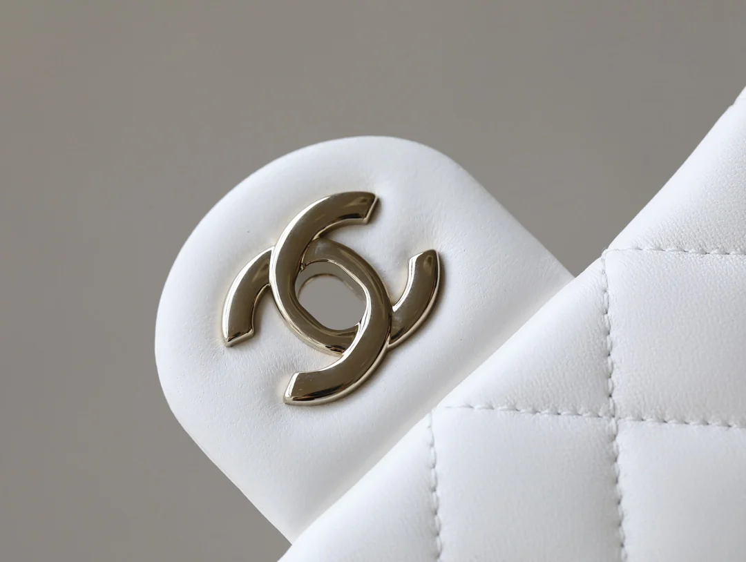 Новые поступления коллекции Chanel весна/лето 2023 - Футбольная коллекция - Сумка CF - Белая