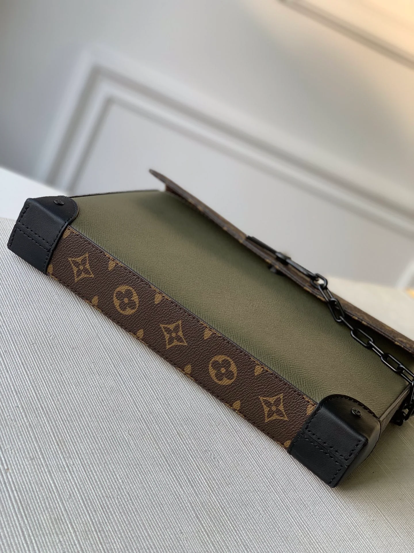 Клатч Pochette Voyage Steamer LV M30583 — темно-зеленый