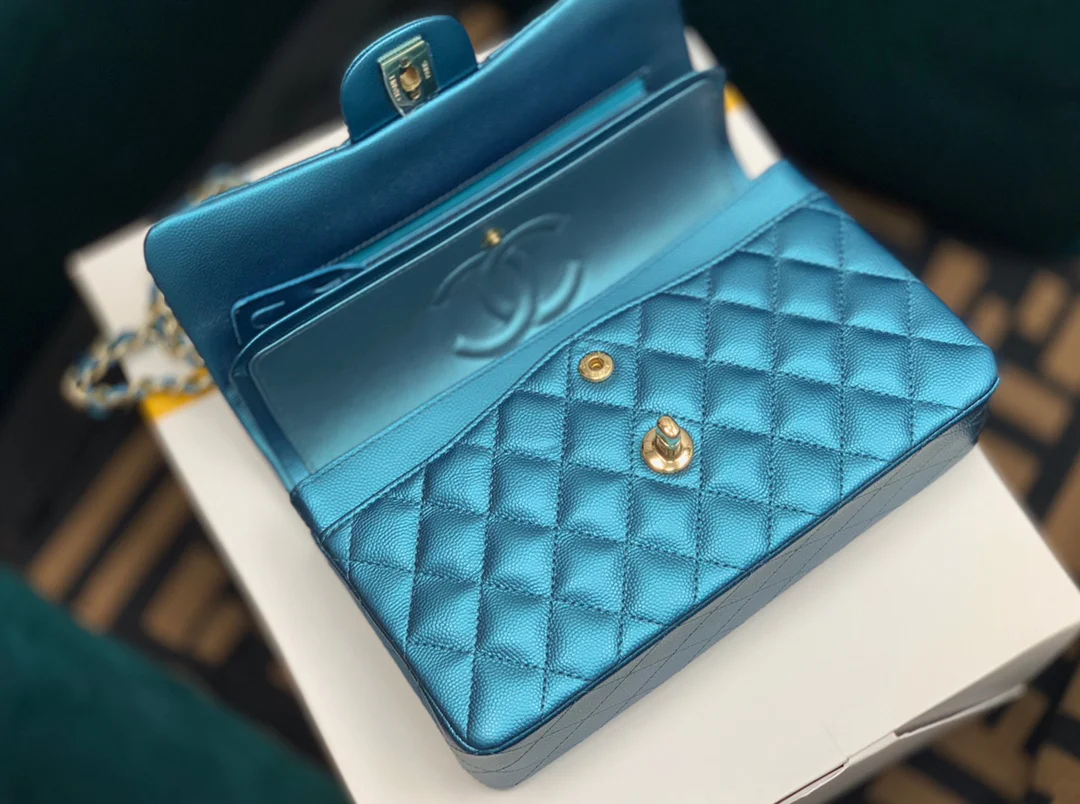 Chanel - Маленькая сумка из телячьей кожи с шариковым узором - CF - Жемчужно-голубой - 23 см