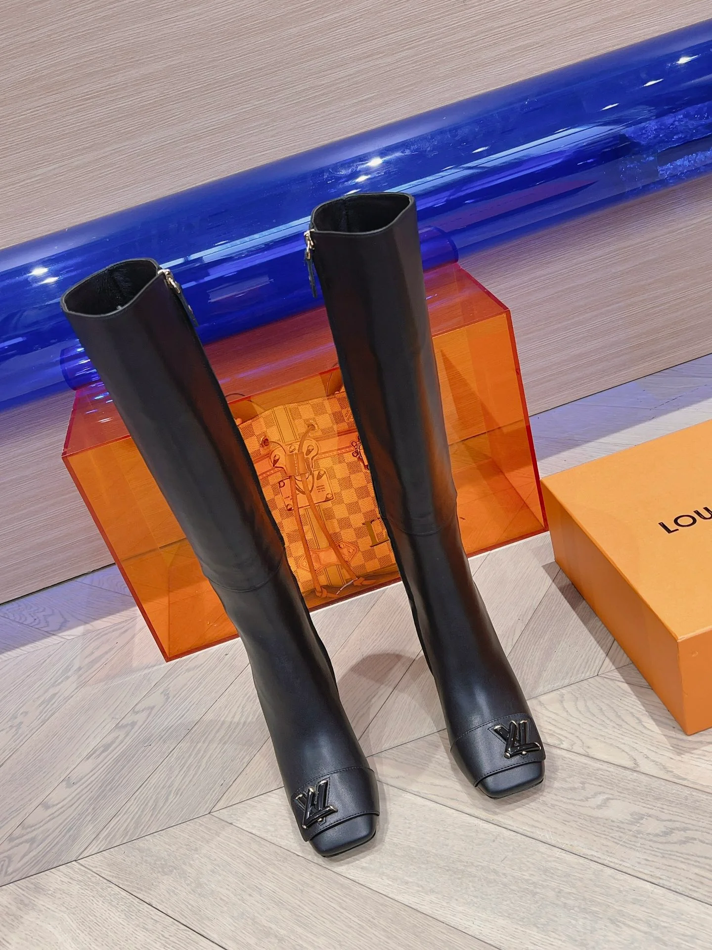 Новинка сезона осень/зима 2023 от LV - Ботинки с подиума - Массивные ботинки на высоком каблуке - Черные