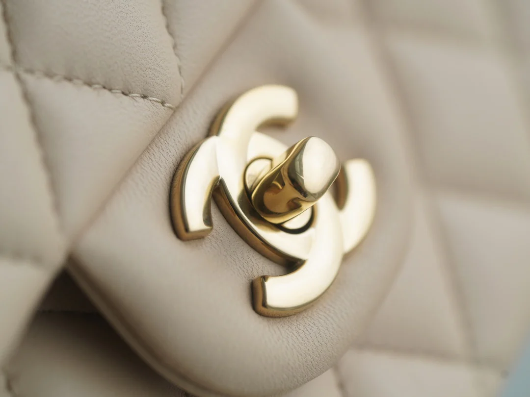 Сумка Chanel CF Medium - 25 см - из абрикосовой овечьей кожи с пряжкой из светлого золота - CF25