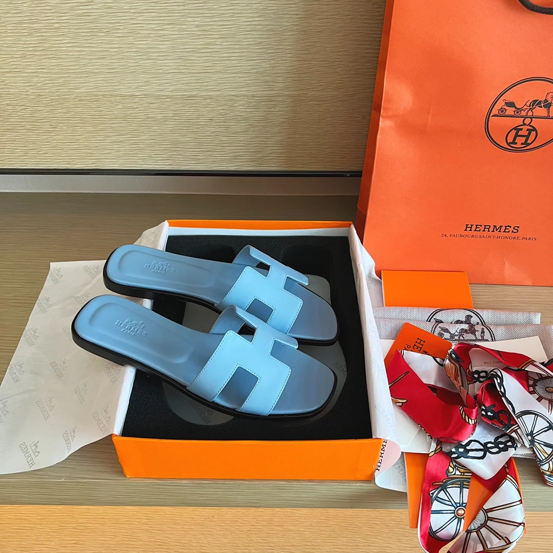 Сандалии Hermes на плоской подошве - верх из однотонной кожи - подошва, полностью закрывающая стопу