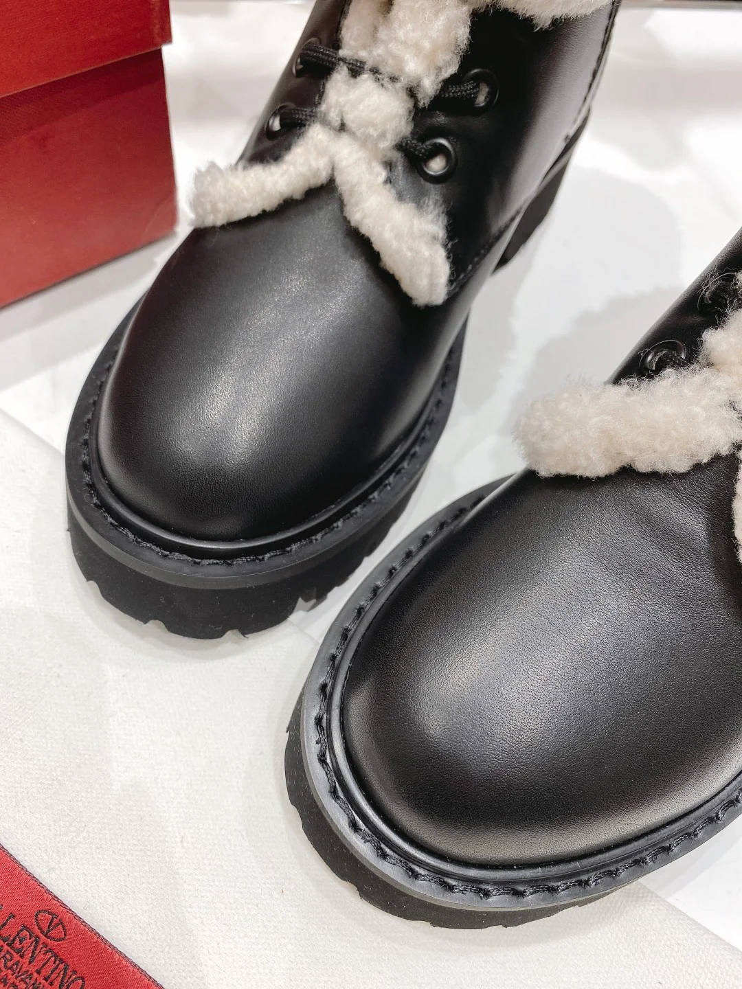 Ботинки на платформе Valentino с подкладкой из овчины — черные