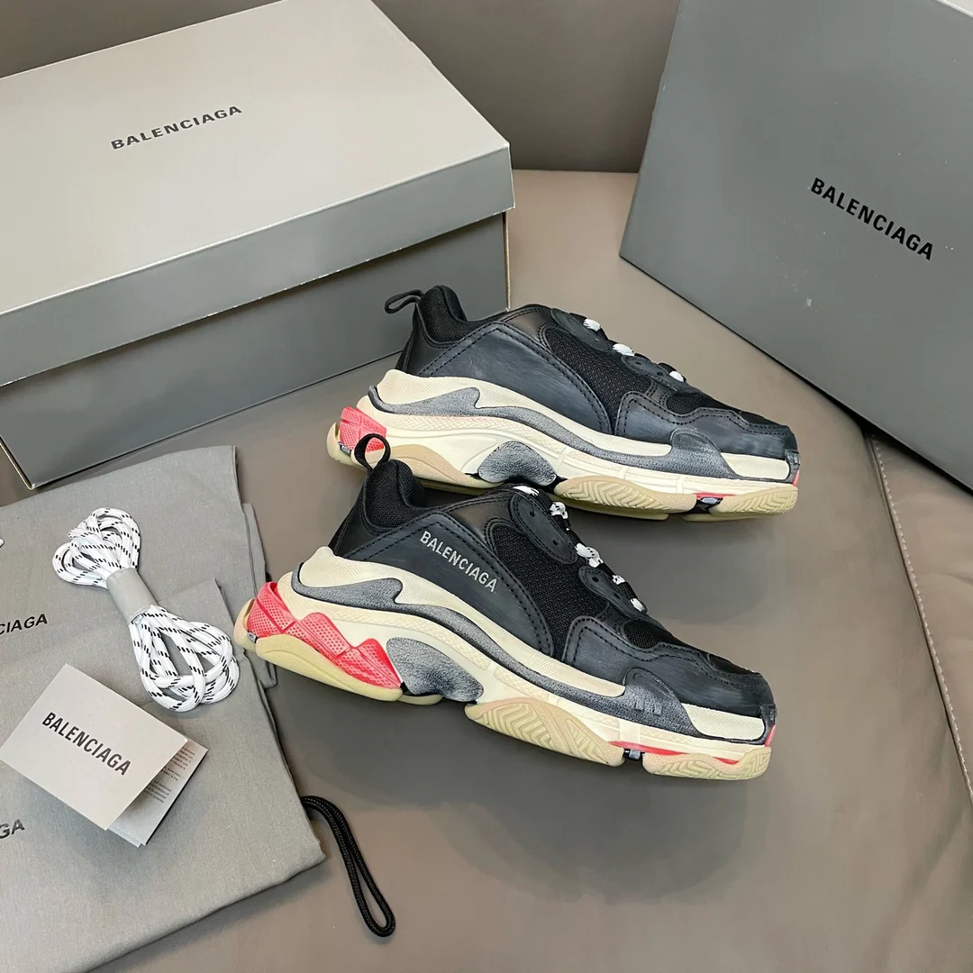 Кроссовки Balenciaga Triples Sporty Chunk в чёрно-красном цвете