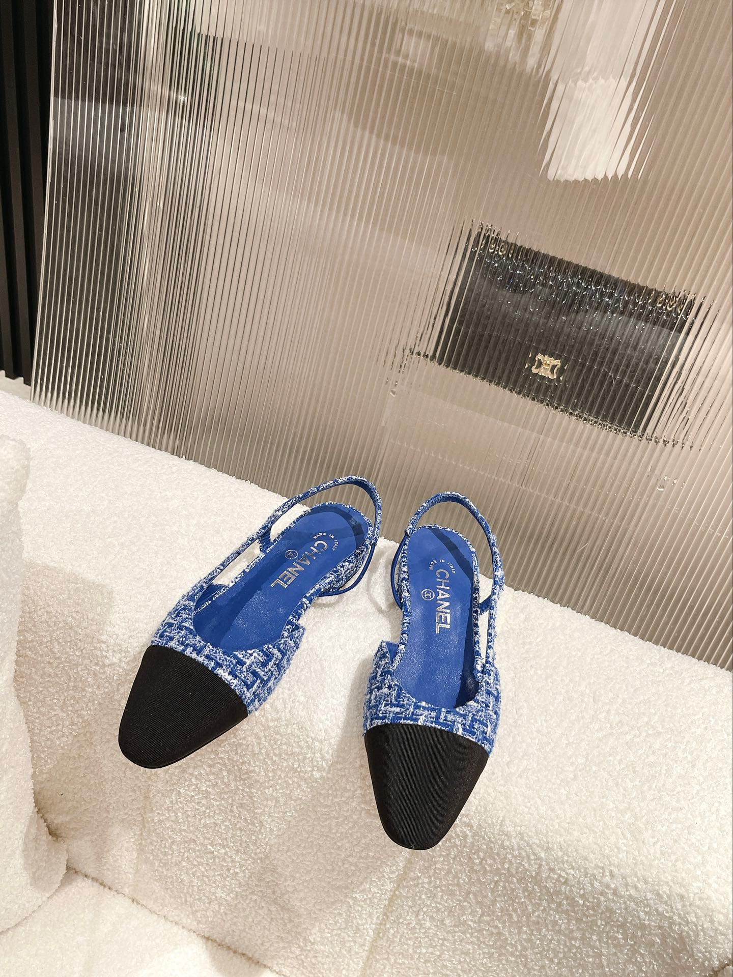 Классические сандалии Chanel на плоской подошве с двухцветным открытым задником - синие