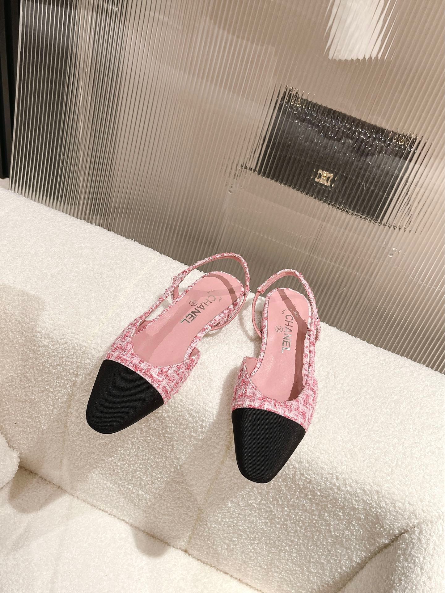 Классические сандалии-лодочки Chanel с открытой пяткой и двухцветным дизайном - розовые