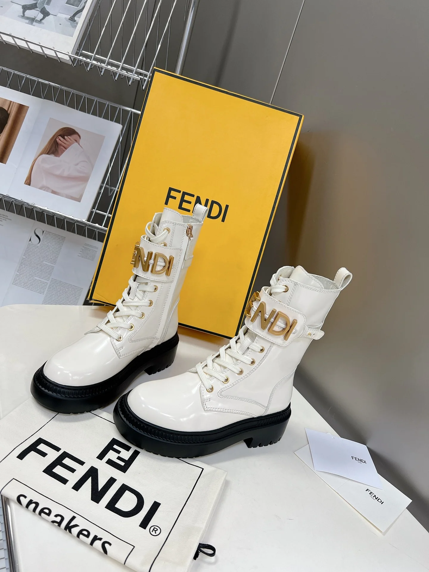 Новинка весны 2022 года от Fendi — Ботильоны Martin на шнуровке с пряжкой в ??виде буквы — Белые