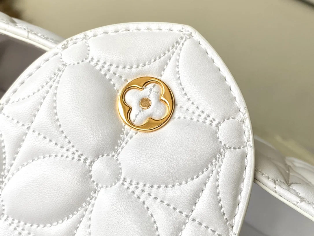 LV - Маленькая сумка с цепочкой в ??виде белого клевера - Белая