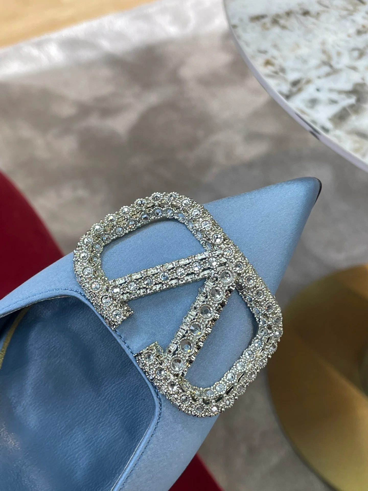 Новинка сезона осень/зима 2022 от Valentino - атласные туфли на каблуке с разрезом и стразами - синие.