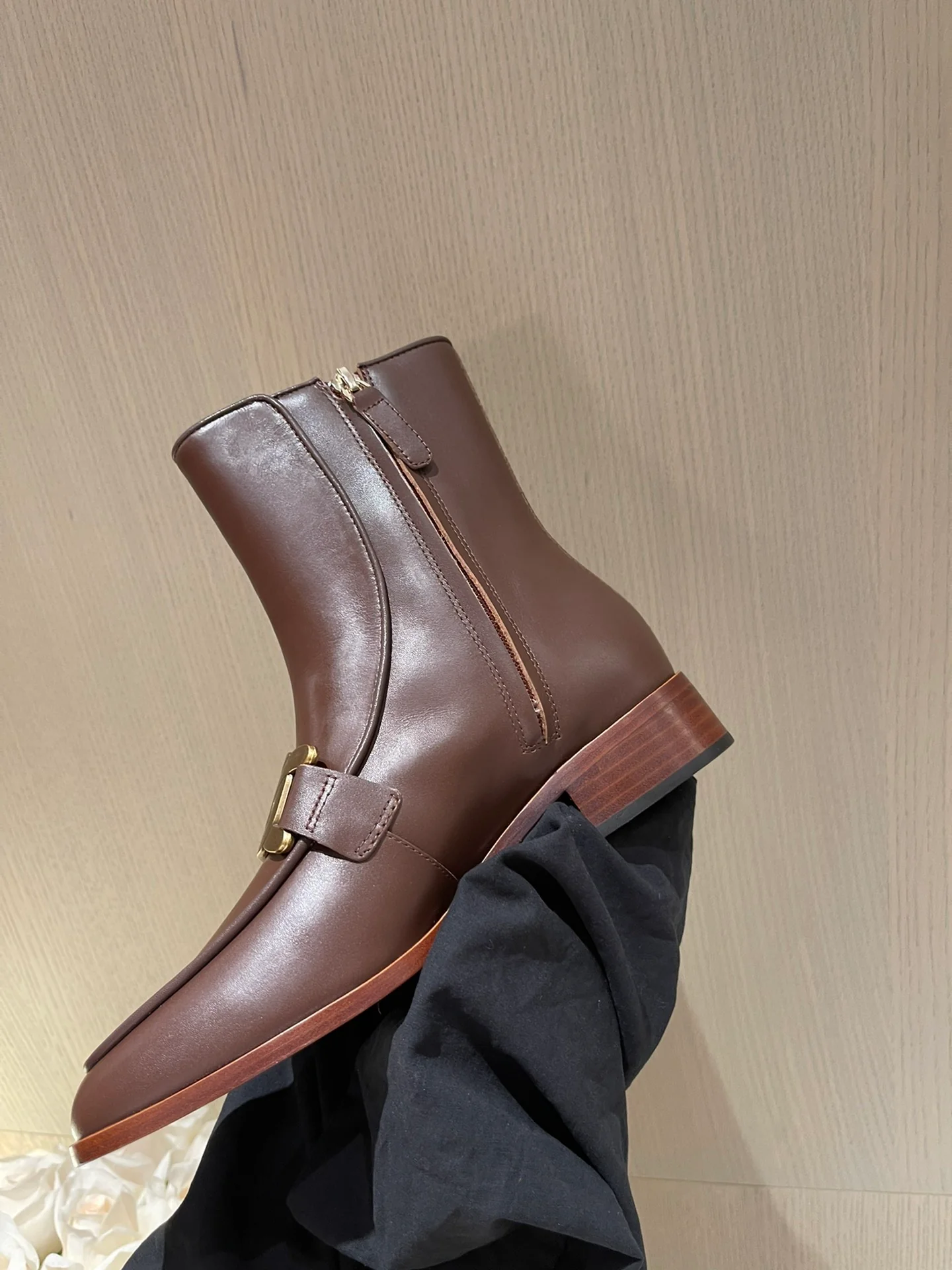 Tods - Новинка сезона осень/зима 2022 - Ботильоны на толстом каблуке крупной вязки с золотой пряжкой - 2