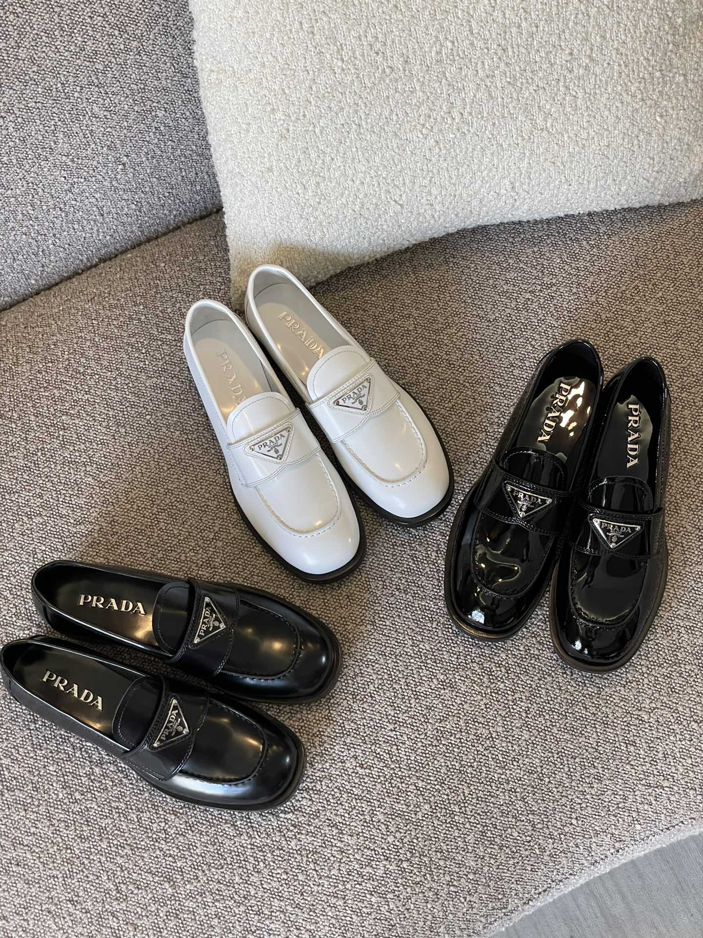 Лоферы Prada 2024 на кожаной подошве - изображение из коллекции