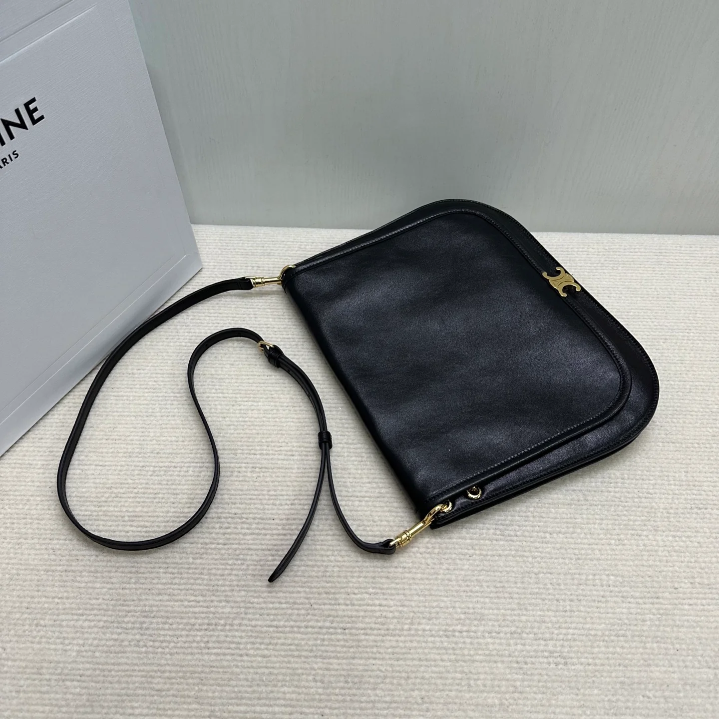 Новинка сезона весна/лето 2026 от Celine - Soft Triomphe Besace - овечья кожа - черный