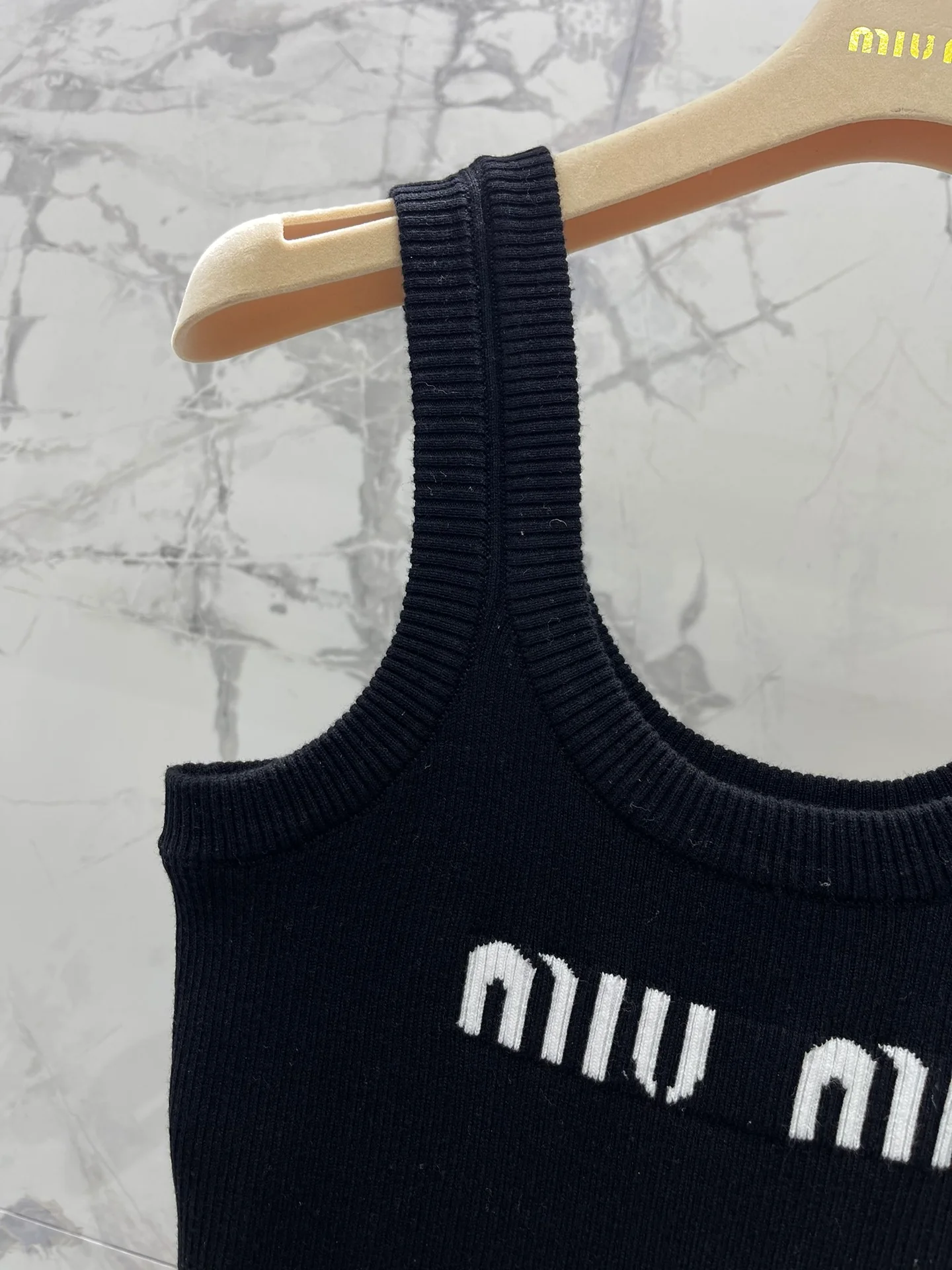 Miu Miu - Летняя новинка 2404-24: Элегантное вязаное платье-жилет с U-образным вырезом - Черное