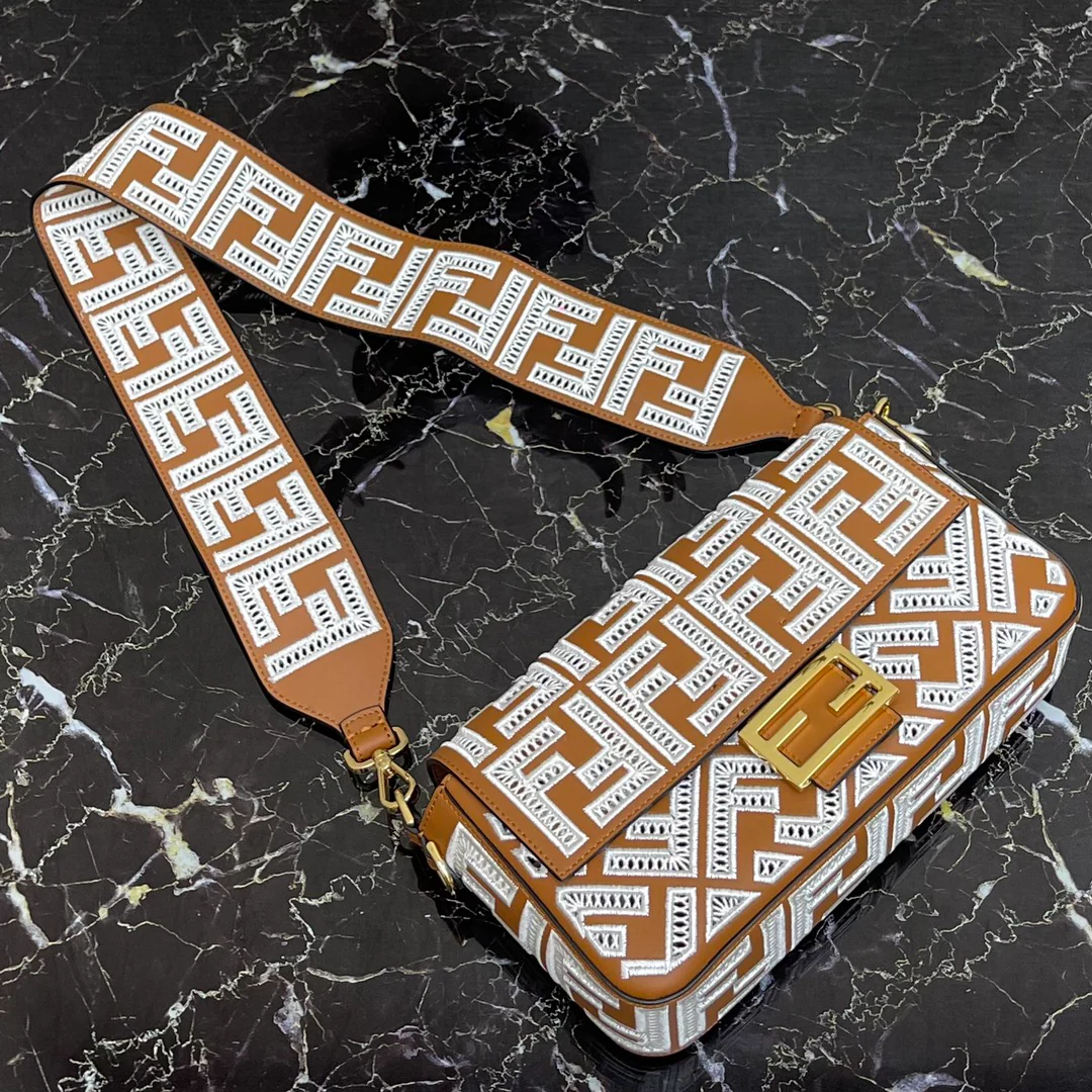 Сумка-багет Fendi Baguette Medium из коричневой кожи с кружевом.