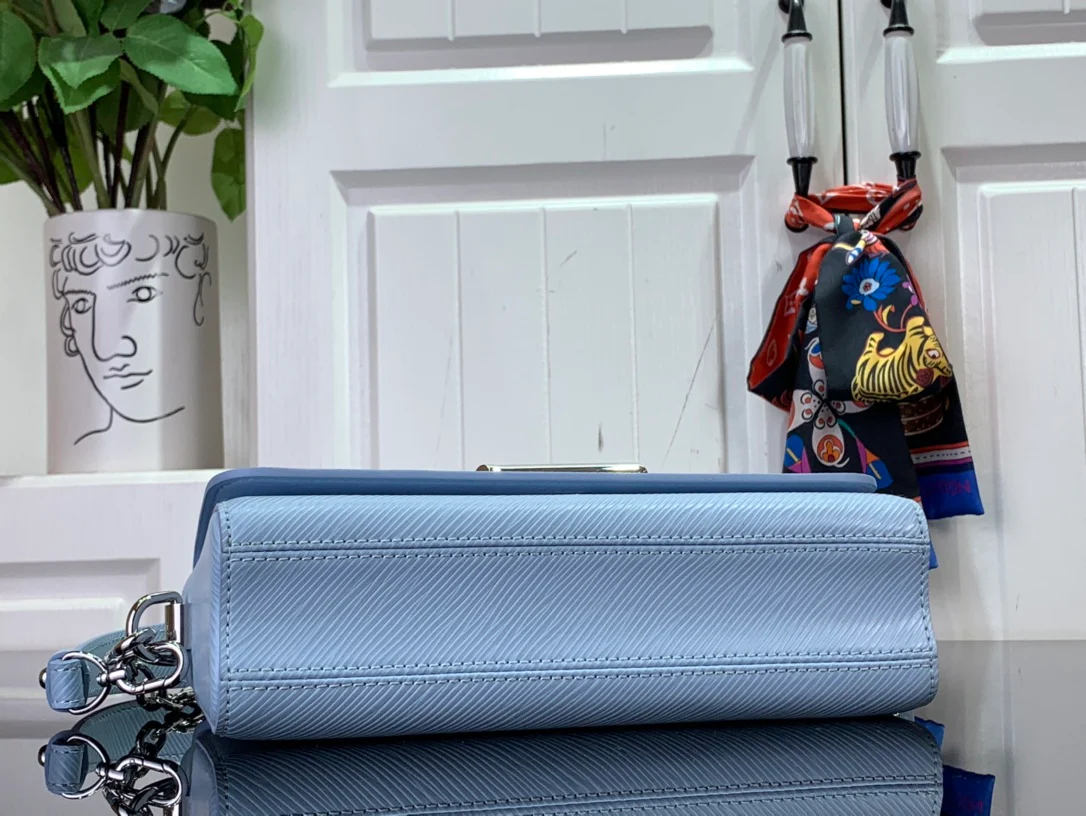 Сумка LV Twist West с узором ?водная рябь? — синяя.