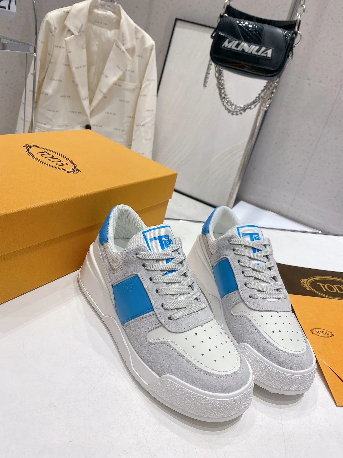 Весенняя коллекция Tods 2023 — Повседневная обувь — Парная модель — Синяя отделка