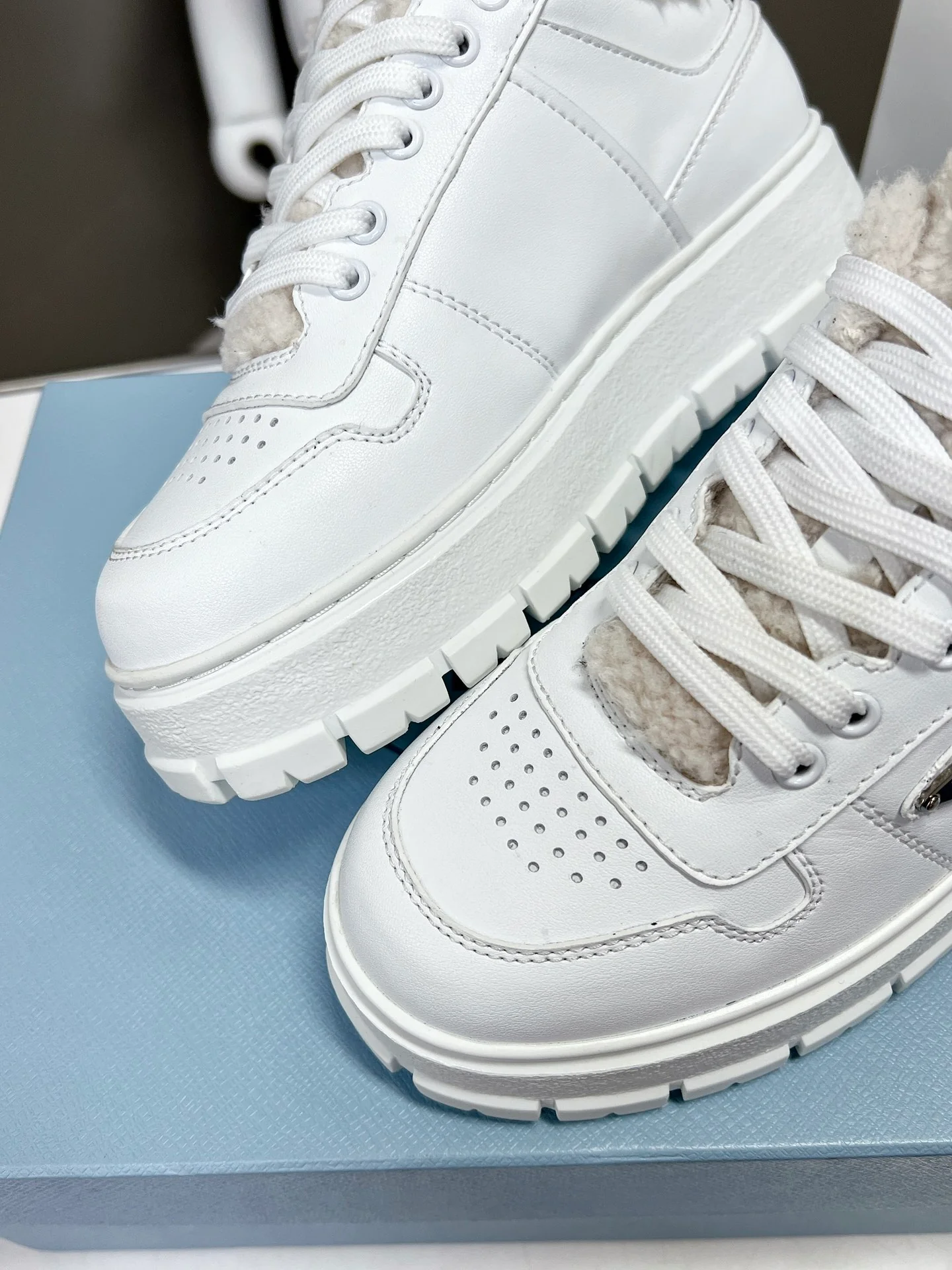 Новинка сезона осень/зима 2022 от Prada - улучшенная версия - повседневные туфли на платформе.