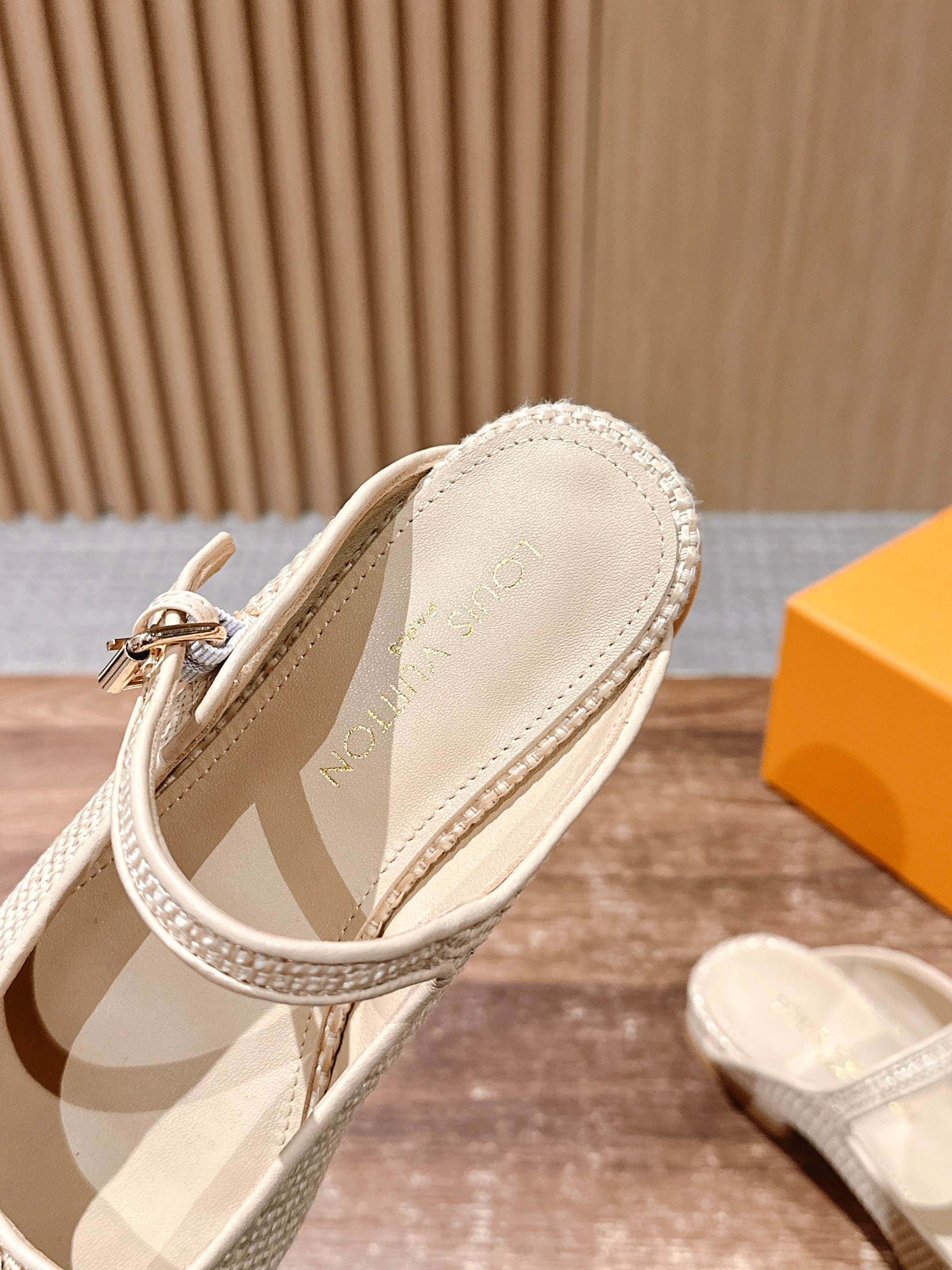 LV - Закрытые домашние тапочки - Бежевые