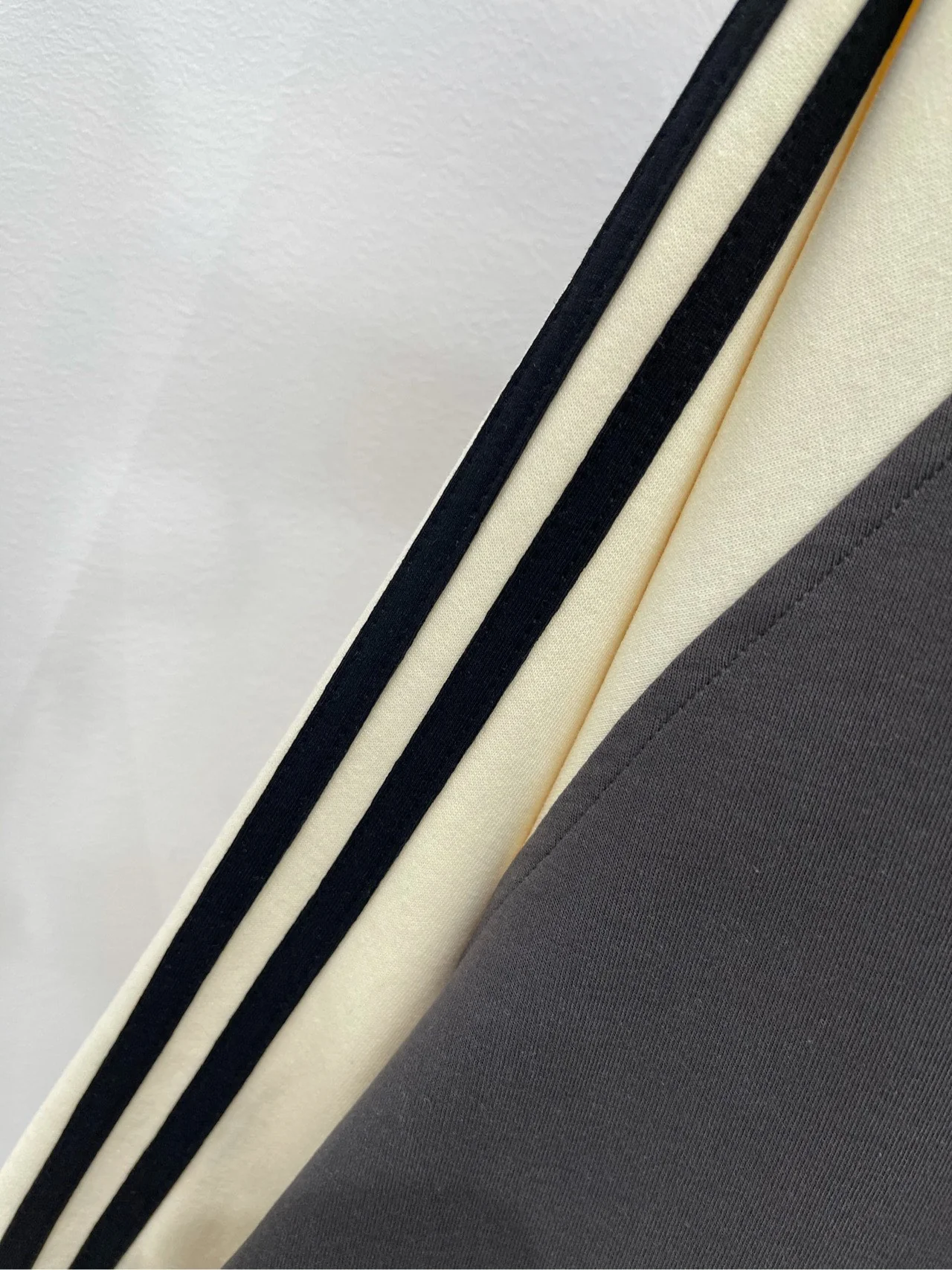 Футболка Chanel 2403 Little Beige с вышитой этикеткой, рукав реглан, с длинным рукавом