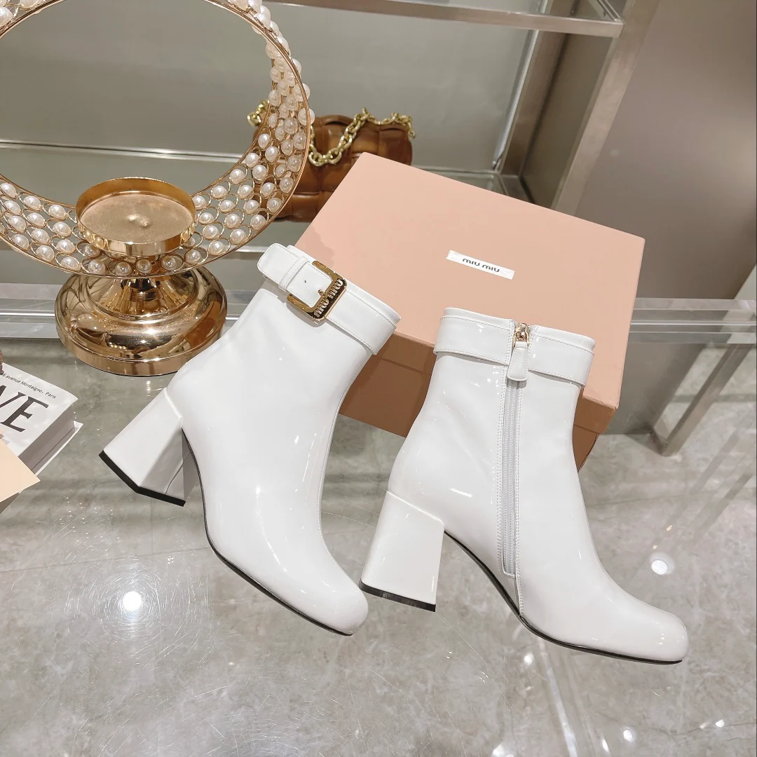 Новинка осенне-зимней коллекции Miu Miu 2022 — Ботинки на массивном каблуке из лакированной кожи — Белые