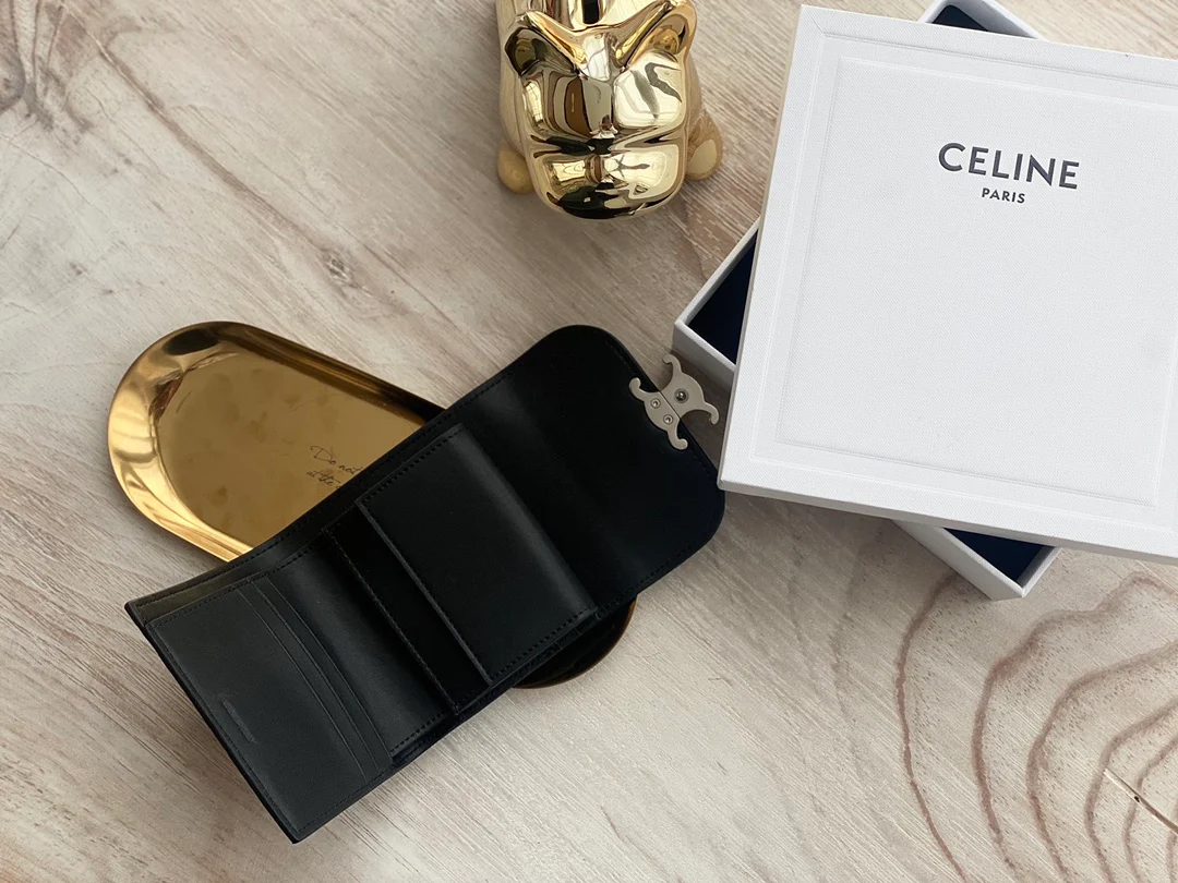 celine-triomphe-small блестящий кошелек с клапаном из овечьей кожи, черный