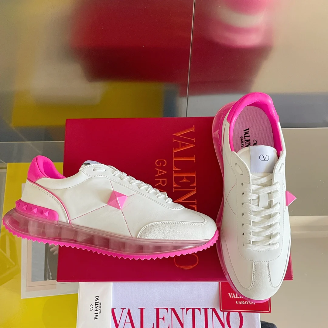 Valentino - Спортивные повседневные туфли с заклепками - Серия с заклепками по всей поверхности - Модель на воздушной подушке - Парный стиль - Розовая отделка