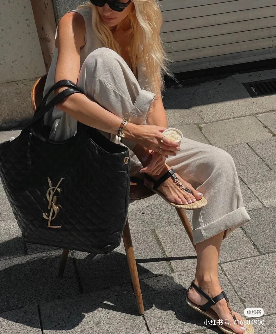 Сумка-тоут YSL Icarre — из овечьей кожи — черная с золотой фурнитурой — стиль Роуз (выбор Пак Чэ Ён) — фотографии в одежде