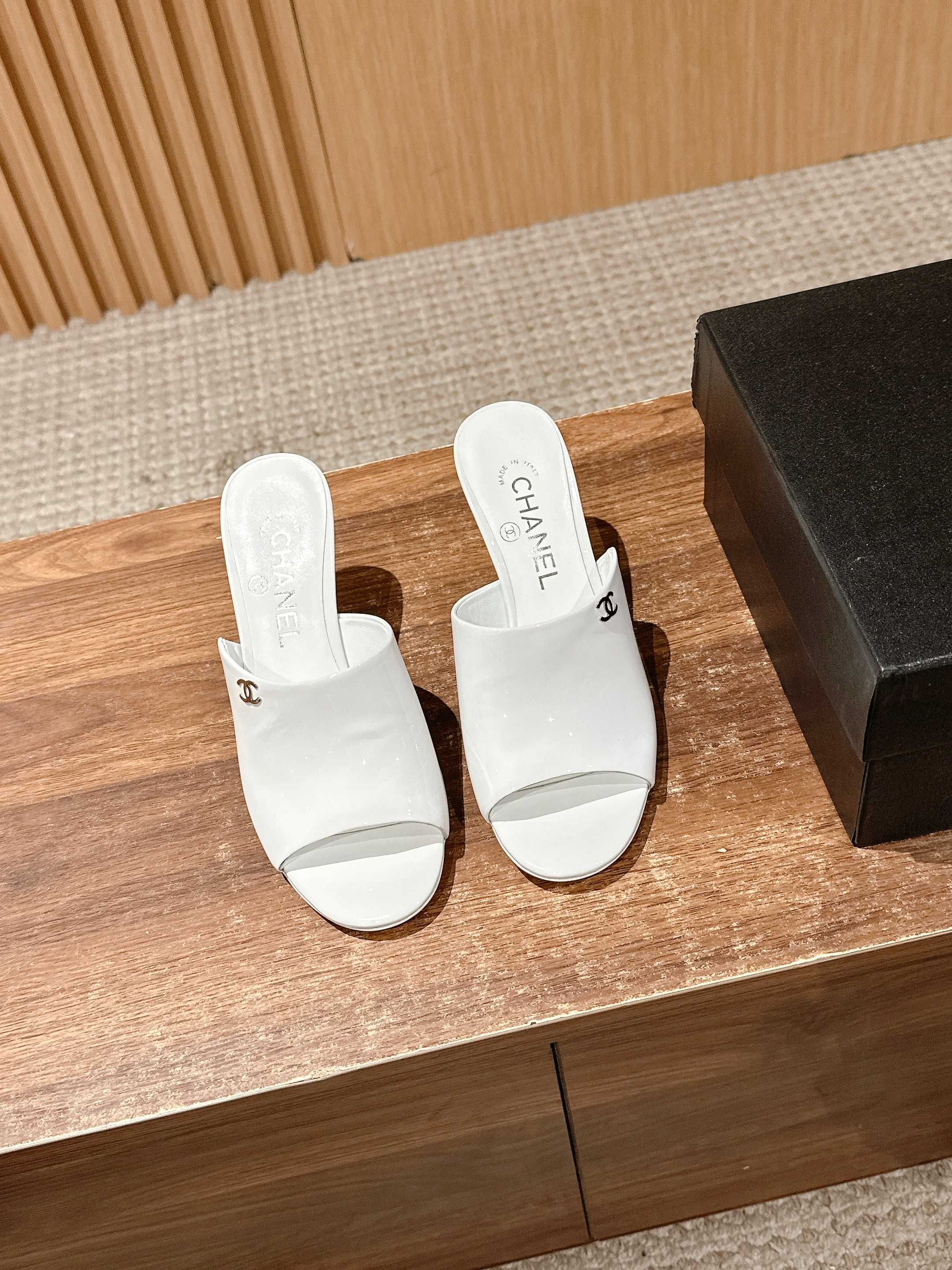 Новинка лета 2025 от Chanel - Туфли на высоком каблуке - Белые