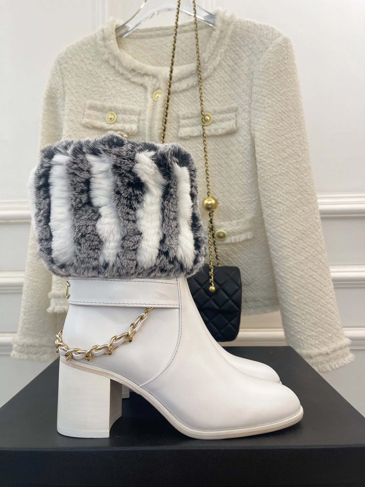 Новинка весны 2022 года от Chanel - Ботильоны на массивном меховом каблуке - Белые